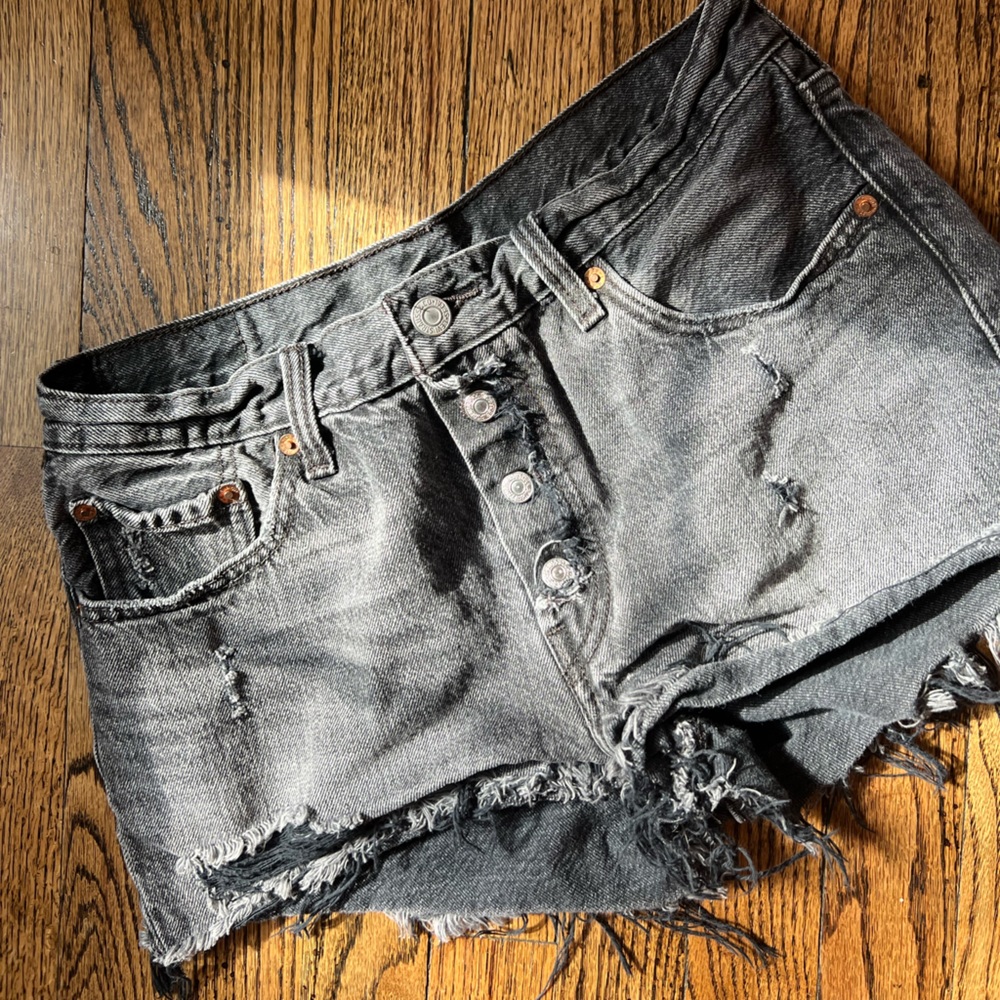 Size 26 distressed Levi denim shorts